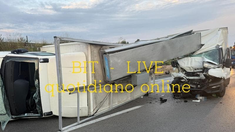 Camion si ribalta e travolge un furgone: paura sulla statale 100 bloccata per alcune ore - Bari