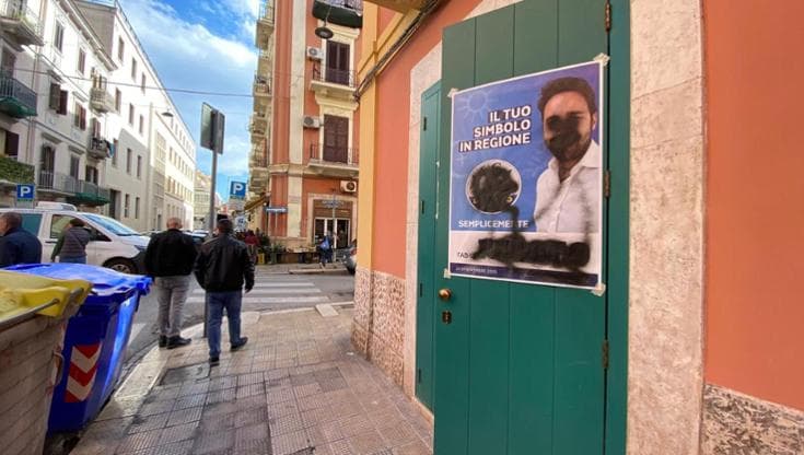 Immagine del post 13621 - Bari Bari, imbrattato il comitato di Fabio Romito a Madonnella: vernice nera sui manifesti elettorali - Bari