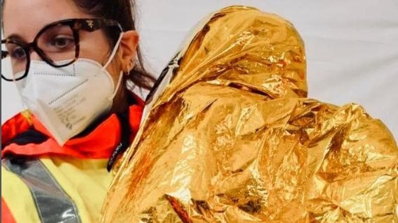 Immagine del post 14728 - Bari "Si è fidato di me e si è addormentato": la foto dell’infermiera con il piccolo migrante è virale - Bari