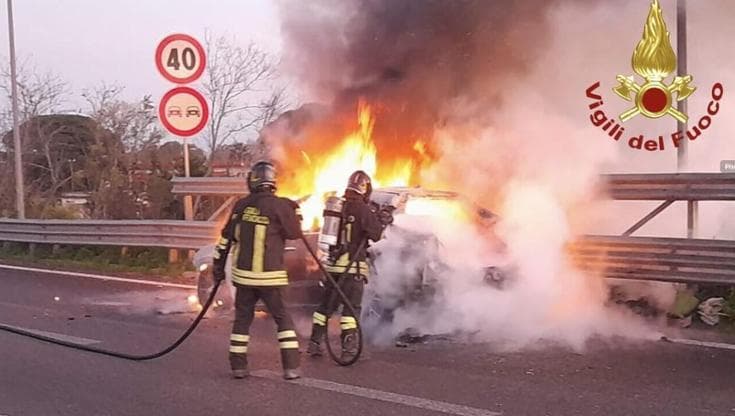 Immagine del post 14744 - Bari Paura lungo la tangenziale di Lecce: Maserati in fiamme, automobilista riesce a mettersi in salvo - Bari