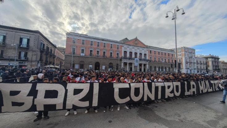 Immagine del post 14734 - Bari Bari, tifosi in piazza contro De Laurentiis: “Basta multiproprietà, tirateci fuori da questo incubo” - Bari