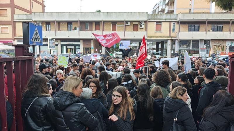 Immagine del post 16982 - Bari Bari, esplode la protesta al Giulio Cesare-Romanazzi: “No doppi turni, ci abbiamo perso tutti" - Bari