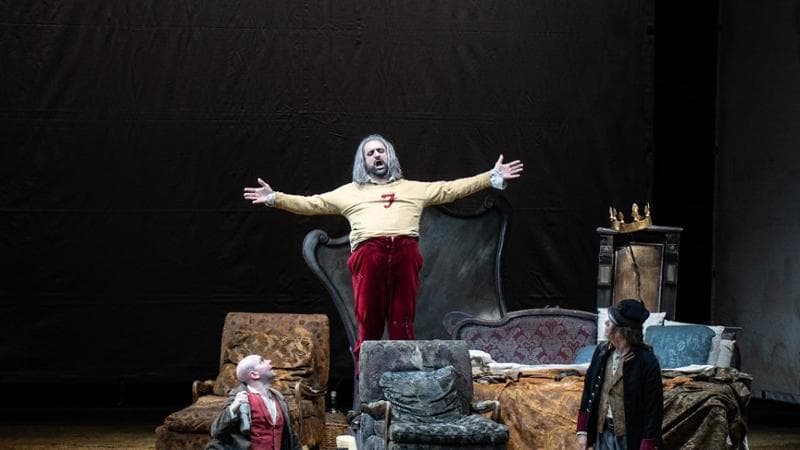 Falstaff con la felpa al Petruzzelli tra fiaba, attualità e la magia del Coro - Bari