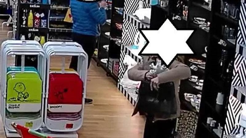 Immagine del post 5491 - Bari Mette in borsa un oggetto di design, il commerciante sui social: “Torna a pagare o ti denuncio” - Bari