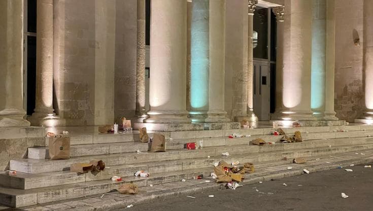 Immagine del post 5484 - Bari Lecce, lo scatto della vergogna: rifiuti, resti di cibo e cartoni sulle scalinate del teatro Apollo - Bari