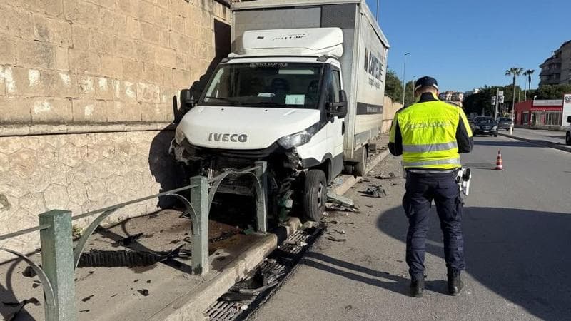 Immagine del post 5477 - Bari Perde il controllo del camion e percorre 30 metri sulla pista ciclabile. Tragedia sfiorata a Taranto - Bari