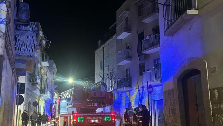 Immagine del post 5538 - Bari Trani, esplosione in una palazzina per una fuga di gas: edificio evacuato, non ci sono feriti - Bari