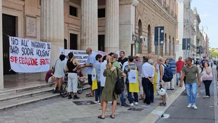 Immagine del post 5501 - Bari Bari, sfrattato dal social housing muore per infarto. Gli amici: “Fatale lo sforzo per il trasloco" - Bari