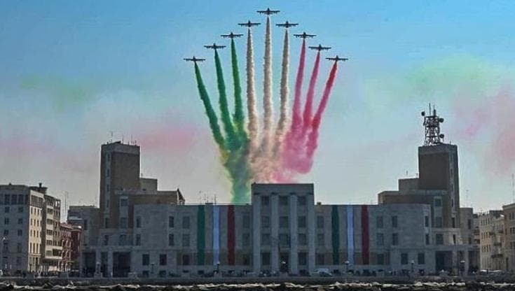 Immagine del post 19175 - Bari Frecce Tricolori a Bari per san Nicola: sì, no, forse. Mistero nei post di Aeronautica e Pattuglia - Bari