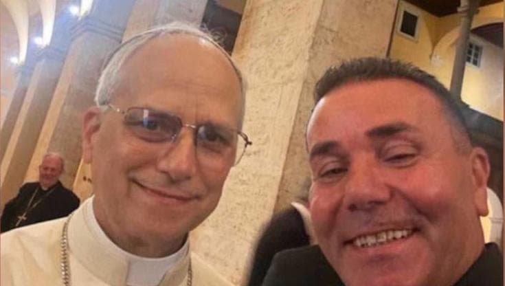 Scatta selfie con il Papa subito dopo proclamazione, parroco pugliese lo posta sui social: “Un dono” - Bari