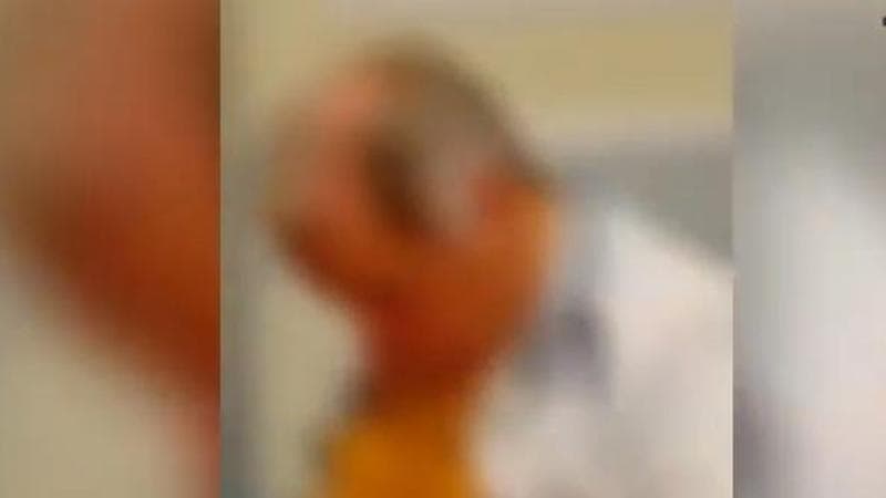 Medico dorme alla scrivania mentre paziente attende visita: il video al pronto soccorso di Cerignola - Bari