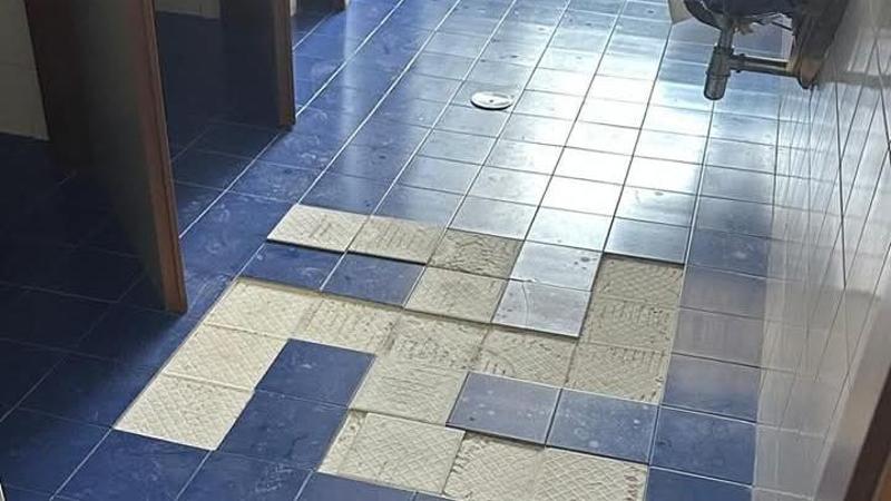 Immagine del post 8215 - Bari Una svastica nel bagno del liceo, lo sfregio dell’ultimo giorno di scuola al Cartesio di Triggiano - Bari