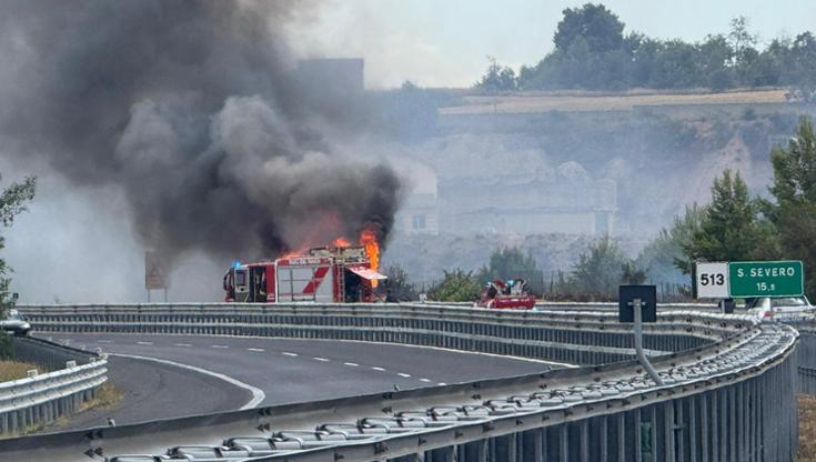Immagine del post 9422 - Bari Camion in fiamme sulla A14: chiuso tratto tra Poggio Imperiale e San Severo. Coda di un chilometro - Bari