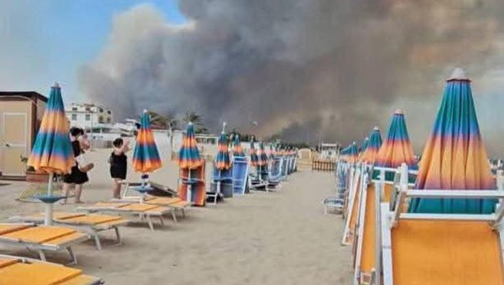 Immagine del post 9450 - Bari Incendi sul litorale ionico: bimbo di otto mesi intossicato e turisti fatti evacuare via mare - Bari
