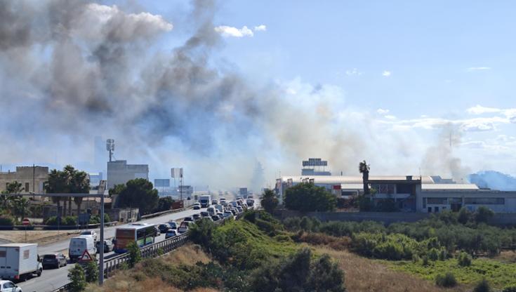 A fuoco capannone nella zona industriale di Modugno: città avvolta dal fumo nero e traffico in tilt - Bari