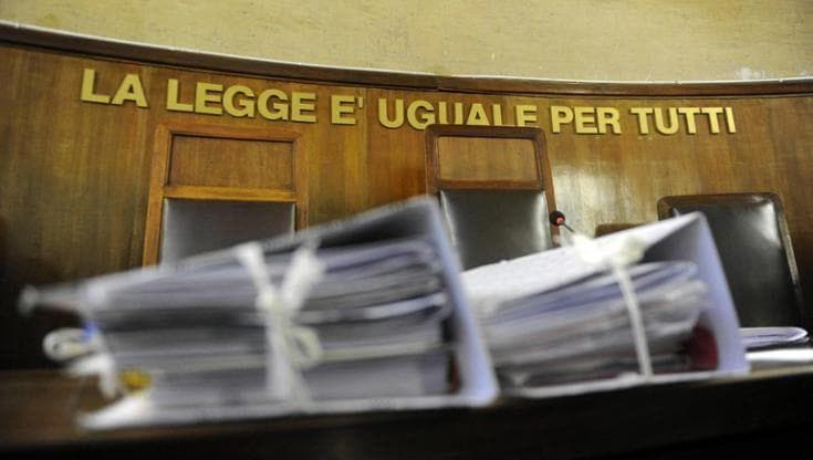 Schiaffo alla figlia di 16 anni che voleva uscire in scooter con il fidanzato: padre indagato - Bari