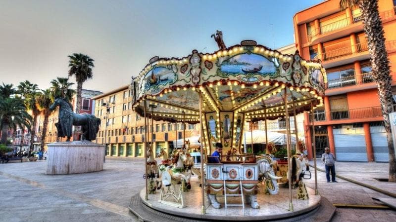 Immagine del post 22616 - Bari Bari, in largo Giannella arriva la giostra coi cavalli: arriva al posto della ruota fino a settembre - Bari
