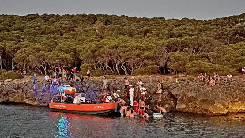 Salento, si tuffa e sbatte la testa contro uno scoglio: 25enne soccorso via mare a Porto Selvaggio - Bari