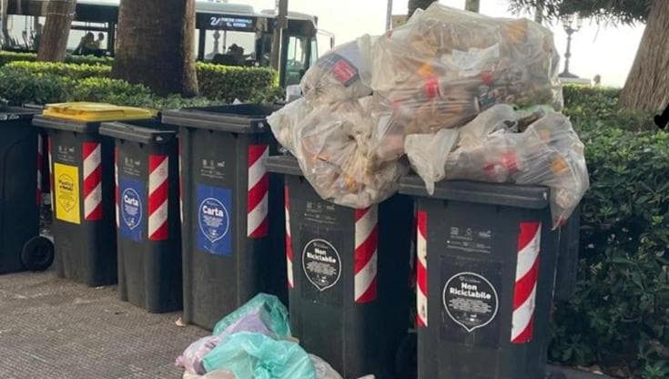 Immagine del post 23740 - Bari Rifiuti, multe ai locali della movida nell’Umbertino a Bari: “Mischiate la carta con la plastica” - Bari