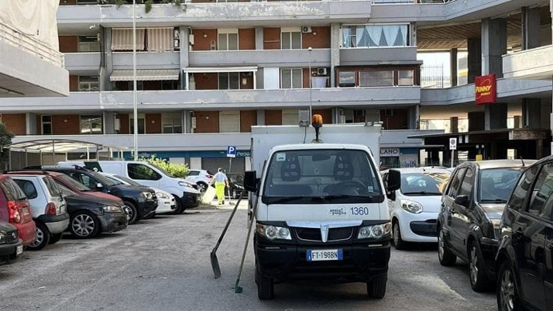 Al via bonifica del parcheggio di via Brigata Regina: "Auto abbandonate trasformate in cassonetti” - Bari
