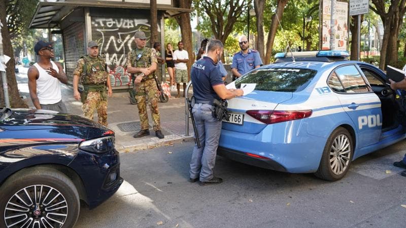 Immagine del post 11411 - Bari Bari, 5 ragazzini arrestati per rapina in centro. Altri 5 non possono avvicinarsi in piazza Battisti - Bari