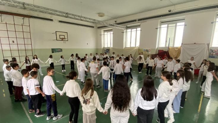 Immagine del post 12512 - Bari Bari, 350 studenti in cerchio per la pace: il flash mob vestiti di bianco. “Costruiamola insieme” - Bari
