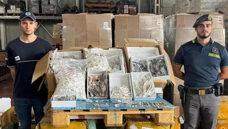 Immagine del post 25829 - Bari Falsi gioielli Swarovski sequestrati nel porto di Bari: 24mila articoli su camion diretto in Grecia - Bari