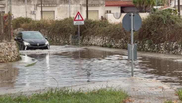 Altra bomba d’acqua in Salento, Lecce in tilt: pioggia torrenziale, strade allagate, auto bloccate - Bari