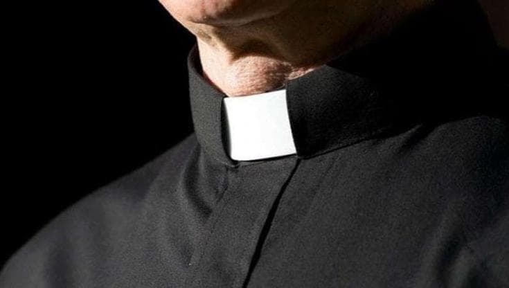 Immagine del post 13645 - Bari Salento, paese in rivolta contro il parroco che non va a benedire i morti. “Ho paura del Covid” - Bari