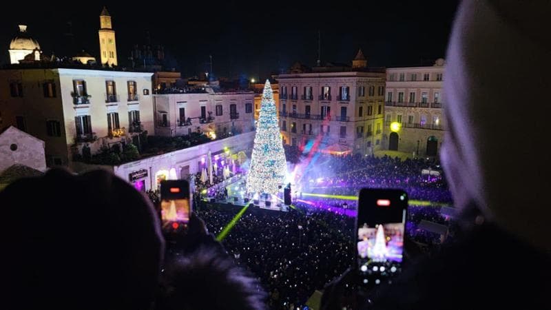 Immagine del post 14751 - Bari Solo latte e biscotti per tutto il giorno: quelle storie di povertà a Bari nascoste dietro l’albero - Bari