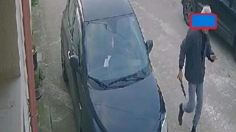 Salento, litiga con i vicini e li minaccia con un coltello: paura per un bambino di 2 anni in auto - Bari