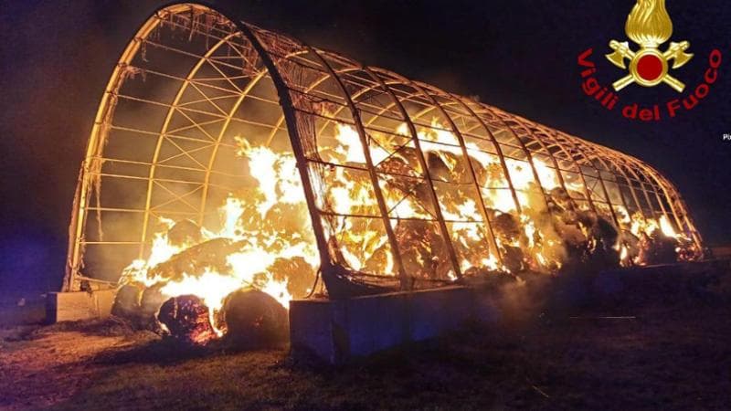 Immagine del post 685 - Bari Ennesima notte di roghi in Salento, in fiamme 500 balle di fieno in un’azienda: 60mila euro di danni - Bari