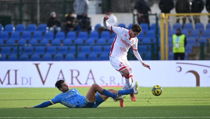 Il Bari ancora ko: 1-0 con la Carrarese. Ora è in piena zona retrocessione: Vivarini già in bilico - Bari