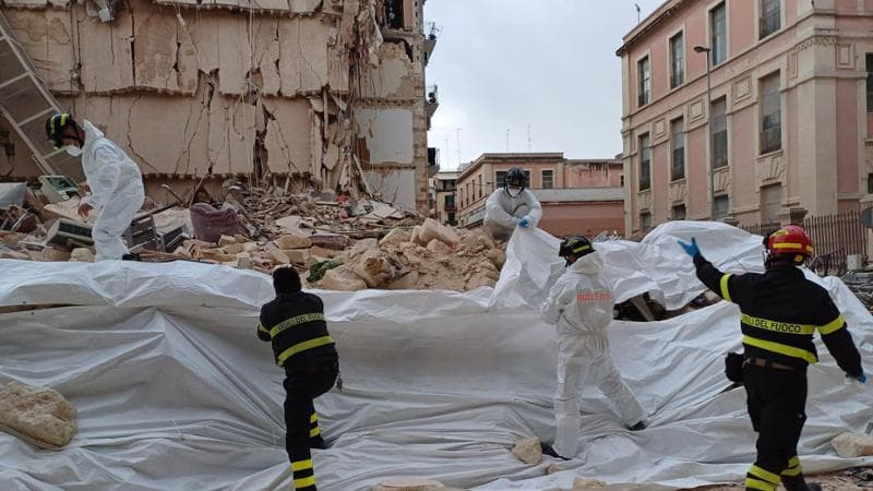 Crollo a Bari, teli sulle macerie per non far disperdere polveri. Analisi dei resti in laboratorio - Bari