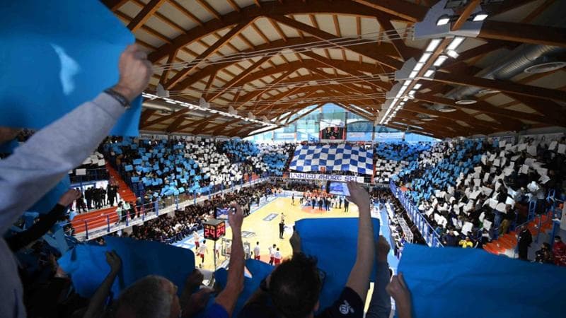 Brindisi, la città che respira basket: i mitici anni 80 spingono il futuro - Bari