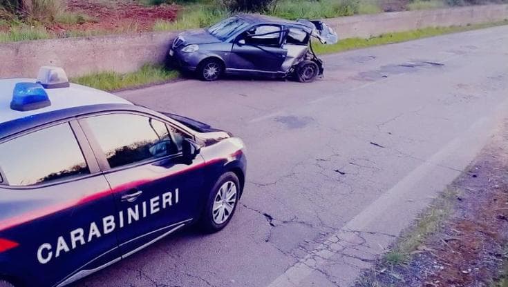 Scontro sulla strada per Porto Cesareo: gravi padre e figlio di 18 mesi sbalzati fuori dall'auto - Bari