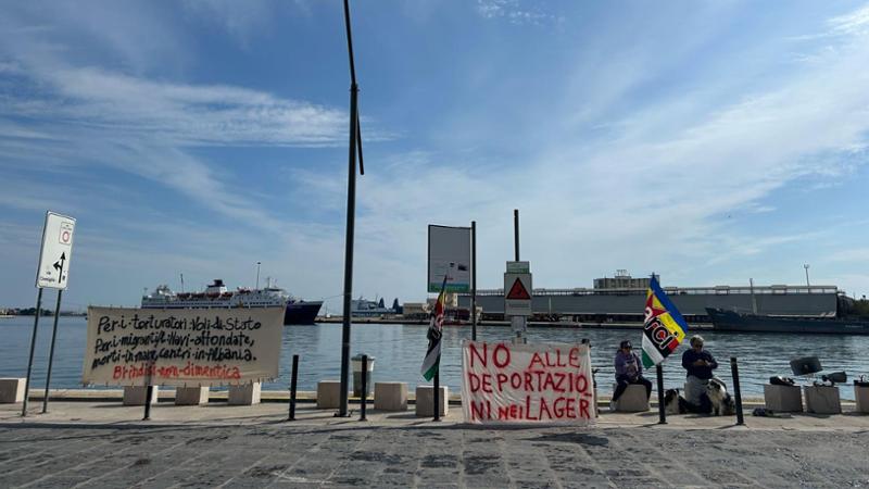 Immagine del post 5587 - Bari Slitta la partenza di 40 migranti da Brindisi in Albania. Al porto protesta contro i trasferimenti - Bari