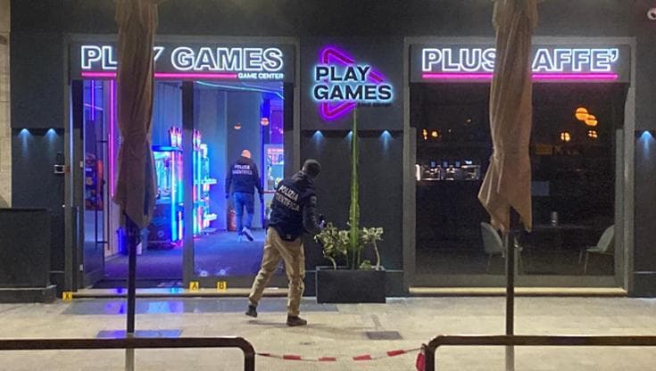 Bari, colpi di pistola davanti alla sala giochi Play Game: un ragazzo di 19 anni ferito alla gamba - Bari