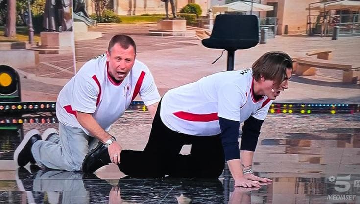 Cassano e Ventola in tv da Pio e Amedeo. Battute, trenino e ironia: “Bidoni in serie A, scarsi in B” - Bari