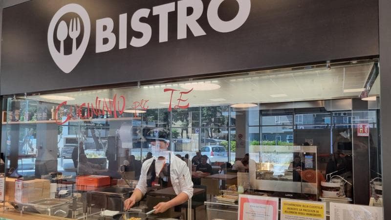 Immagine del post 7035 - Bari Poggiofranco, il nuovo supermercato ha la cucina visiva: gli chef cucinano davanti ai clienti - Bari
