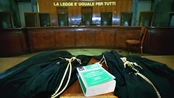 Perseguita la ex fino a installare un gps in auto per controllarla: a Lecce indagato un avvocato - Bari