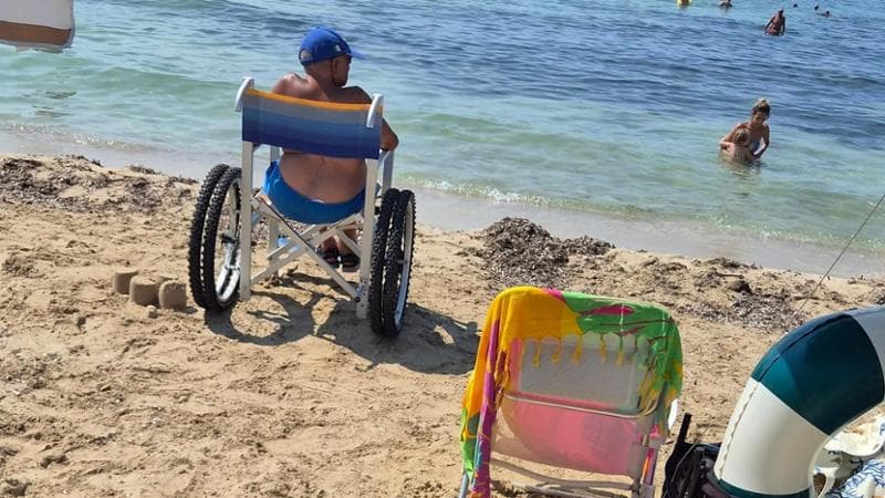 Immagine del post 23752 - Bari Sdraio e ombrelloni piazzati come segnaposti: “Un abuso che blocca l’accesso al mare ai disabili” - Bari