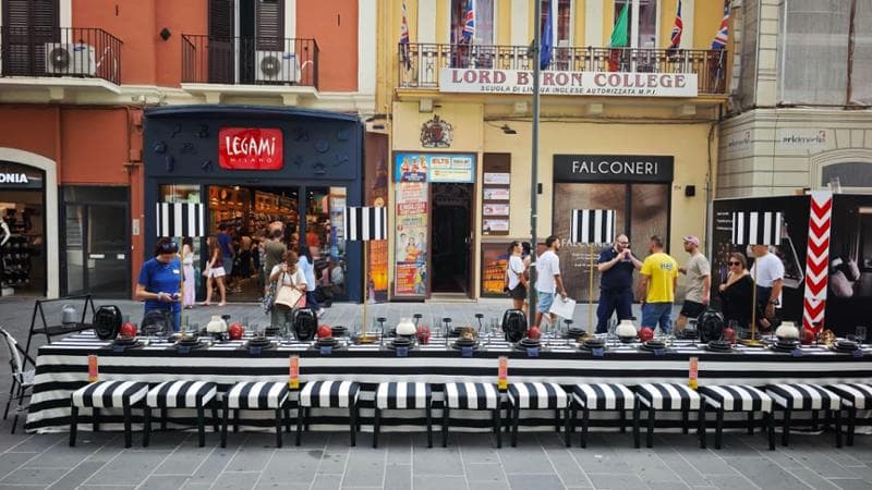 Immagine del post 11441 - Bari Sorpresa in via Sparano, c’è una tavola imbandita: “Ikea invita tutti a pranzo” - Bari