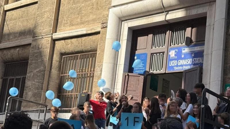Lancio di palloncini al liceo Flacco di Bari per il primo giorno di lezioni: insorgono ambientalisti - Bari