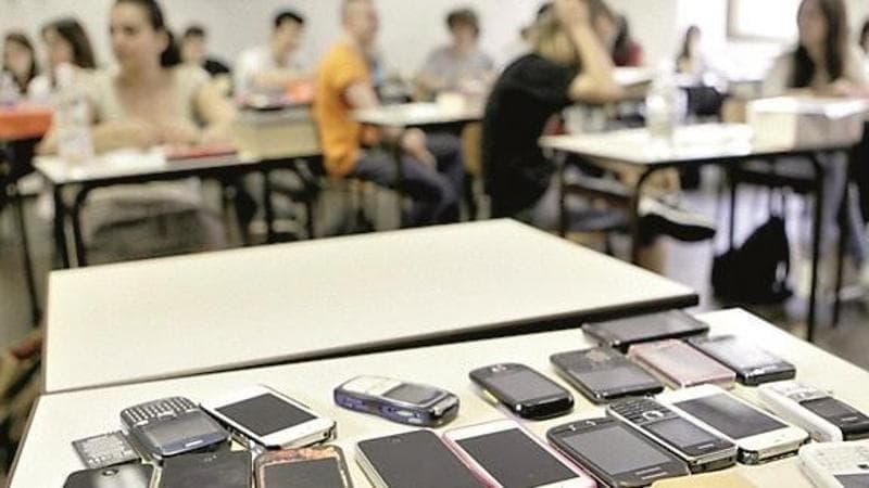 Niente smartphone in classe, stretta nelle scuole pugliesi: armadietti per la custodia e sequestri - Bari