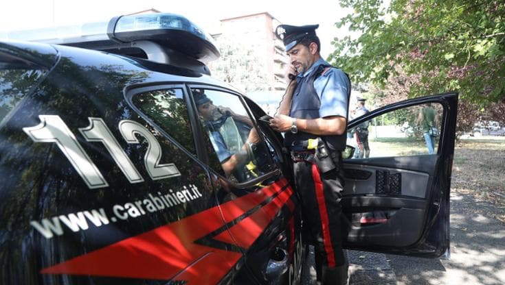 “Devo comprare le sigarette, dammi i soldi”. Punta un coltello alla gola della moglie: arrestato - Bari