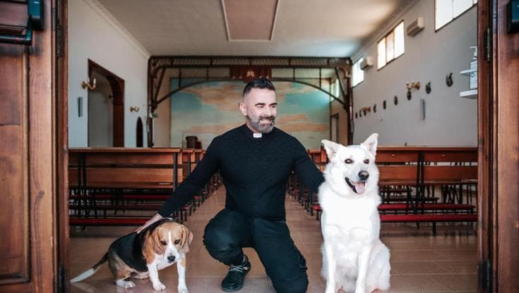Immagine del post 12552 - Bari La chiesa aperte ai cani, la svolta di Don Cosimo: “Sono creature di Dio, ci insegnano l’amore” - Bari
