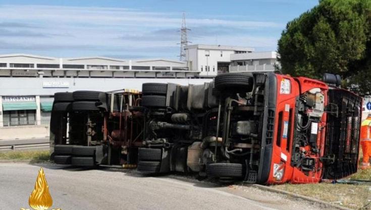 Immagine del post 12547 - Bari Modugno, tir si ribalta: solo lievi ferite per il camionista - Bari