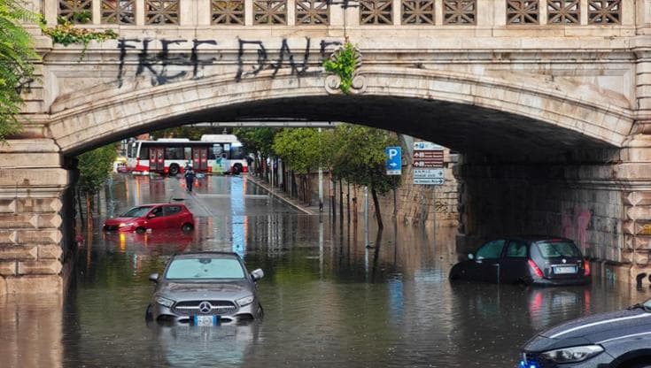 Maltempo a Bari, la pioggia allaga strade e sottopassi: auto bloccate e traffico deviato - Bari