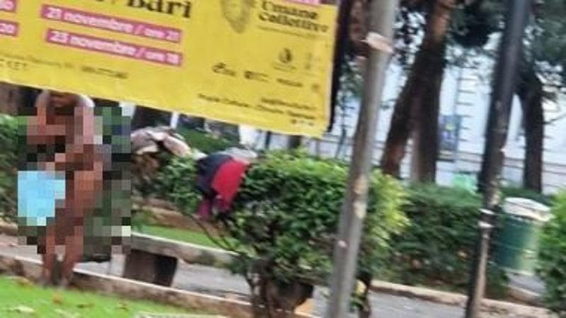 Immagine del post 13699 - Bari Bari, donna completamente nuda si lava in piazza Umberto sotto gli occhi dei passanti. Foto virali - Bari